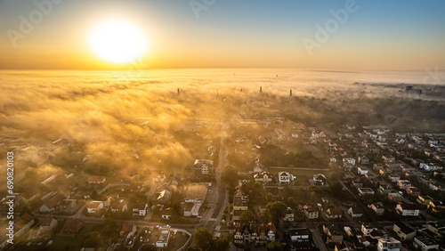 Poranek wchód słońca mgła oleśnica miasto małe dolnośląski epickie dolnyśląsk w polsce dron lot ptaka rynek uliczki photo