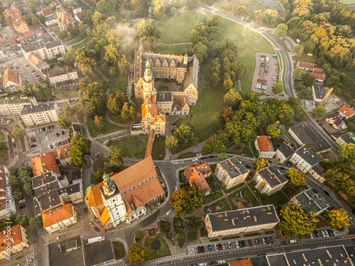 Oleśnica miasto zamek park z drona z lotu ptaka i mgła o wschodzie słońca