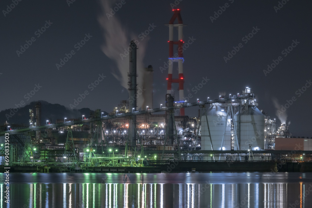 Obraz premium 日本の岡山県倉敷市のとても美しい工場の夜景