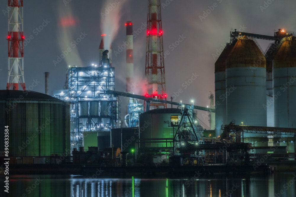 Obraz premium 日本の岡山県倉敷市のとても美しい工場の夜景