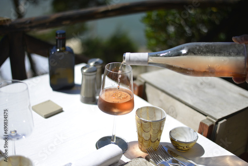 bottiglia di vino bianco al tavolo di un ristorante all'aperto photo
