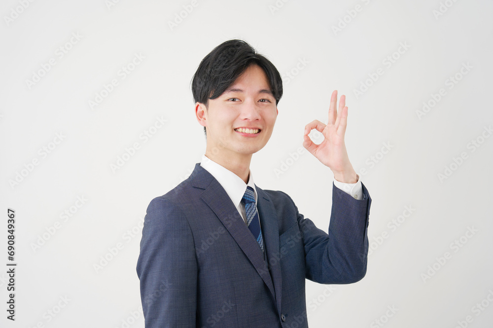 OKサインをするビジネスマン　白背景
