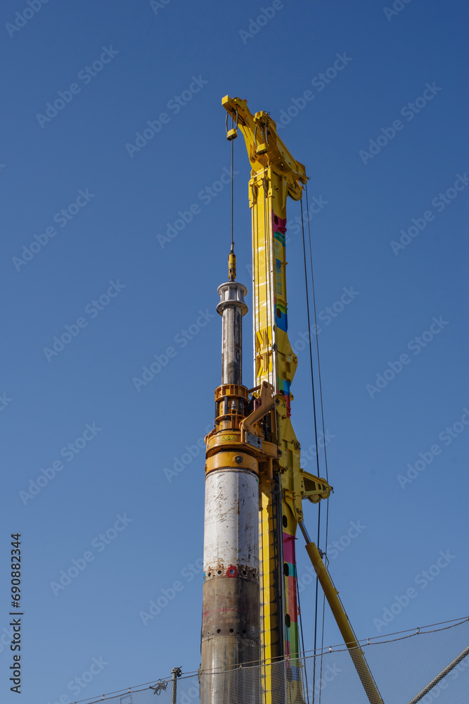 Obraz premium 東京港区赤坂8丁目の青空と重機