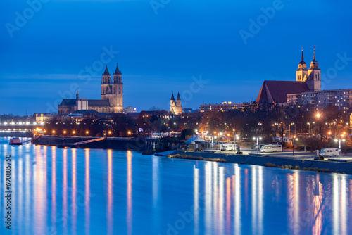 Magdeburger Dom, rechts daneben Kloster Unser Lieben Frauen und Johanniskirche, davor spiegeln sich Lichter in der Elbe, Magdeburg, Sachsen-Anhalt, Deutschland