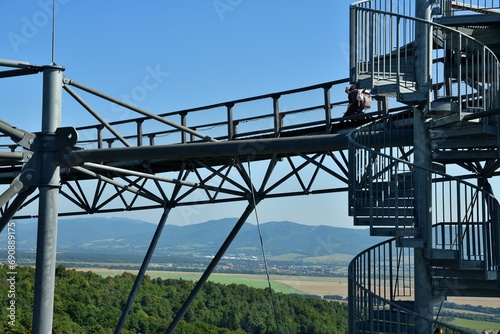 Obraz na płótnie Tourist attraction iron walkway high in the treetops w salonie