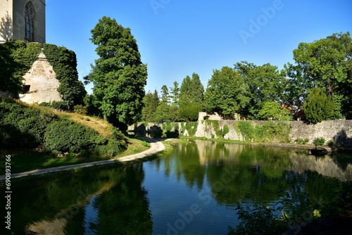 Obraz na płótnie The old walls of the historic castle surrounded by natural water w salonie