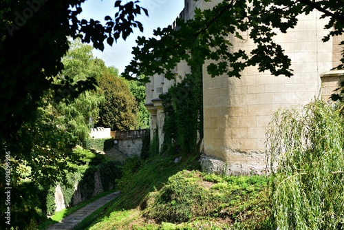 Obraz na płótnie The old walls of the historic castle surrounded by natural water w salonie