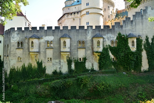 Obraz na płótnie The old walls of the historic castle surrounded by natural water w salonie