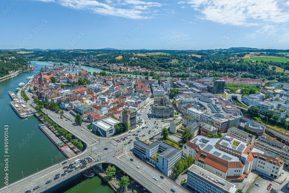 Passau, die niederbayerische Stadt an Donau, Inn und Ilz  von oben, Ausblick zur Innenstadt