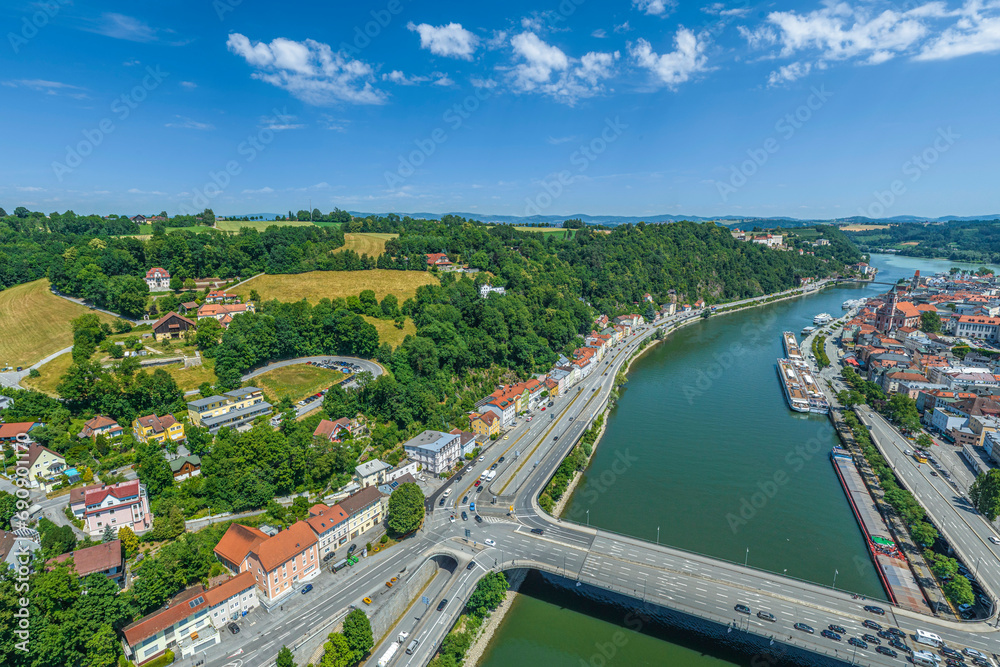 Ausblick auf die niederbayerische Dreiflüssestadt Passau nördlich der Donau