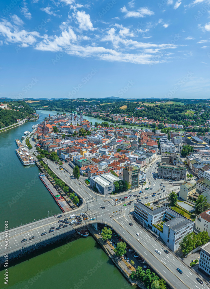Passau, die niederbayerische Stadt an Donau, Inn und Ilz  von oben, Ausblick zur Innenstadt