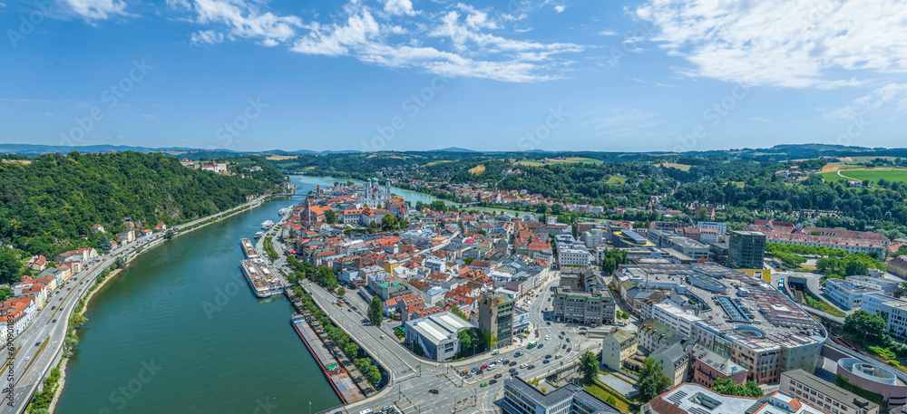 Die Dreiflüssestadt Passau von oben, Blick zur historischen Altstadt auf der Halbinsel