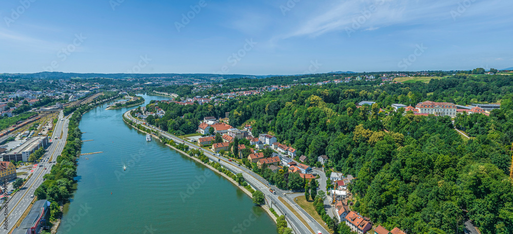 Die Dreiflüssestadt Passau von oben, Blick Donau-aufwärts Richtung Hacklberg