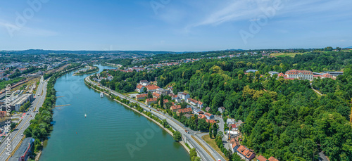 Die Dreiflüssestadt Passau von oben, Blick Donau-aufwärts Richtung Hacklberg