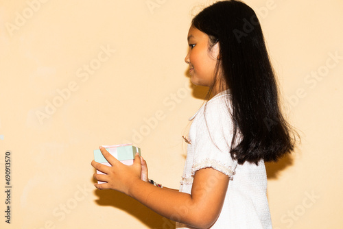 girl receives a gift box smile happily She is happy to receive gifts for Christmas and Happy New Year.