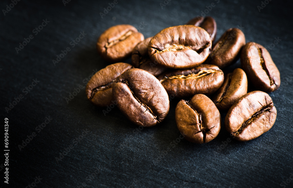 Obraz premium coffee beans on a stone black board background