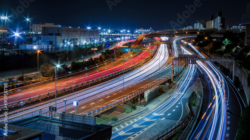夜の高速道路を走る車の光跡