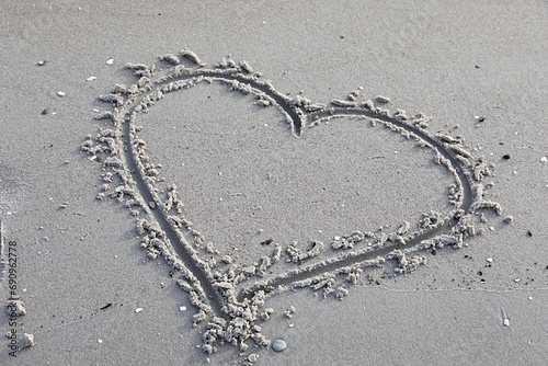Herz im Sand als Symbol für die Meeresliebe