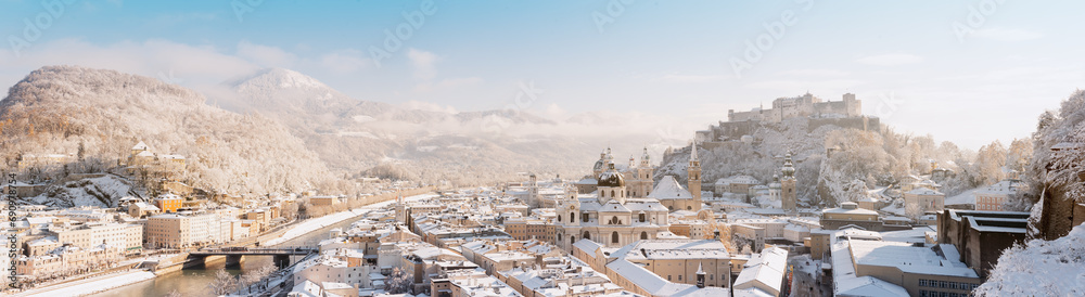 Naklejka premium Panorama der Stadt Salzburg im Winter 