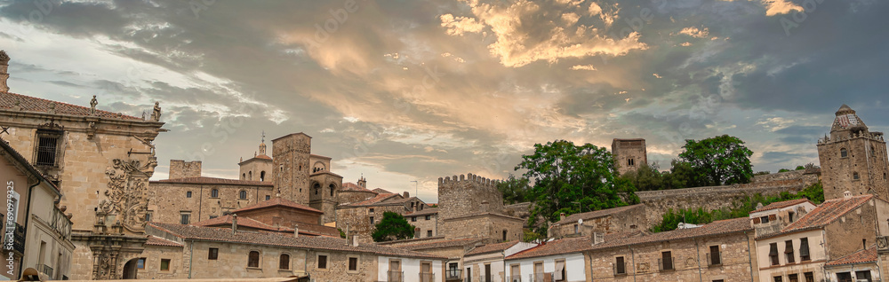 Panorámica del skyline de la villa medieval de Trujillo en la comunidad autónoma de Extremadura, España, cielo editado