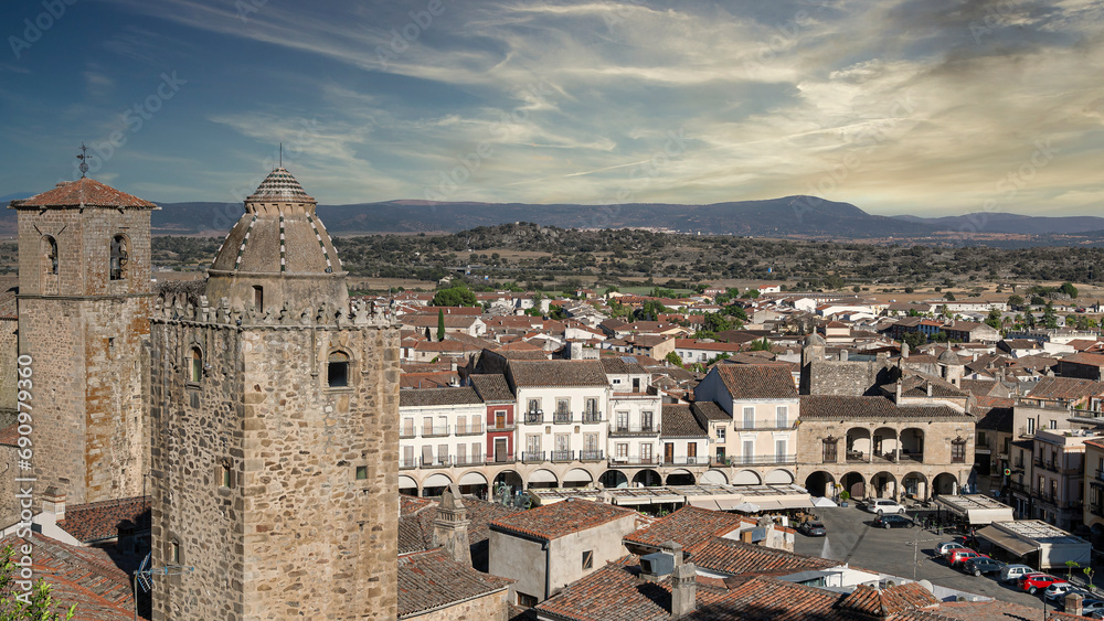 Vista de torres y plaza mayor de la villa medieval de Trujillo en la comunidd autónoma de Extremadura, España, cielo editado