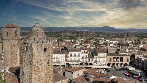 Vista de torres y plaza mayor de la villa medieval de Trujillo en la comunidd autónoma de Extremadura, España, cielo editado