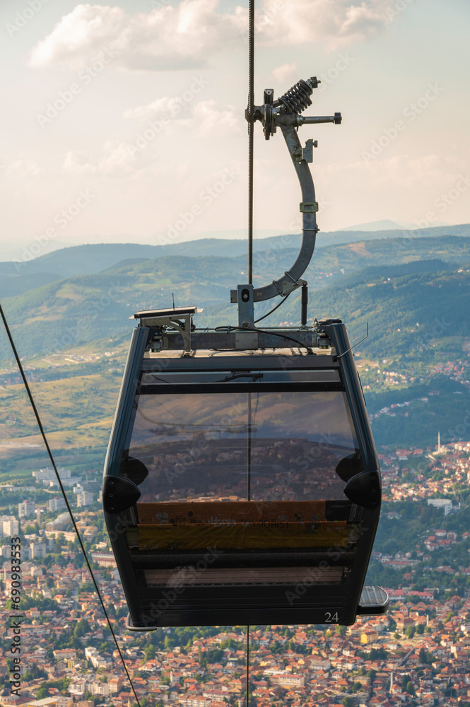 Obraz na płótnie Kolejka linowa w Sarajewie widok z kolejki , na kolejki i na miasto z góry. Kolejka na wzgórze Trebević w salonie