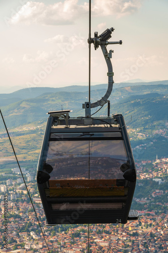 Kolejka linowa w Sarajewie widok z kolejki , na kolejki i na miasto z góry. Kolejka na wzgórze Trebević