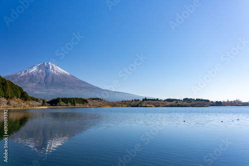 田貫湖・湖畔から眺める晩秋の富士山 静岡県 富士宮市