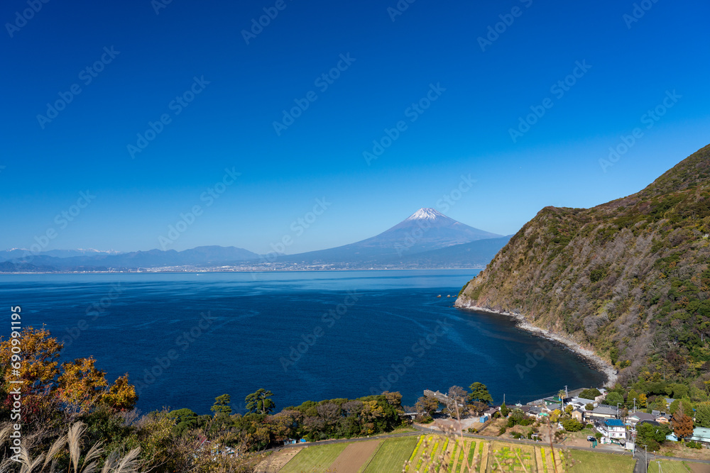 西伊豆・煌めきの丘から見る富士山と井田の花文字 静岡県 沼津市 西伊豆・煌めきの丘から見る富士山と井田の花文字 静岡県 沼津市