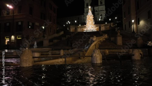 Natale 2023, Piazza di Spagna e Trinità dei Monti con l'Albero di Dior. Roma.
Ripresa aerea con drone della scalinata e della fontana (la Barcaccia), durante le festività natalizie. photo