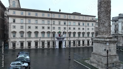 Palazzo Chigi, sede del Governo Italiano. Roma, Italia.
Vista aerea di Piazza Colonna nel centro storico di Roma. photo