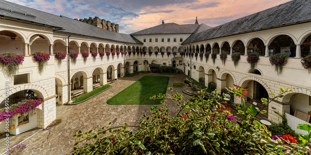 Obraz premium courtyard of a renaissance castle