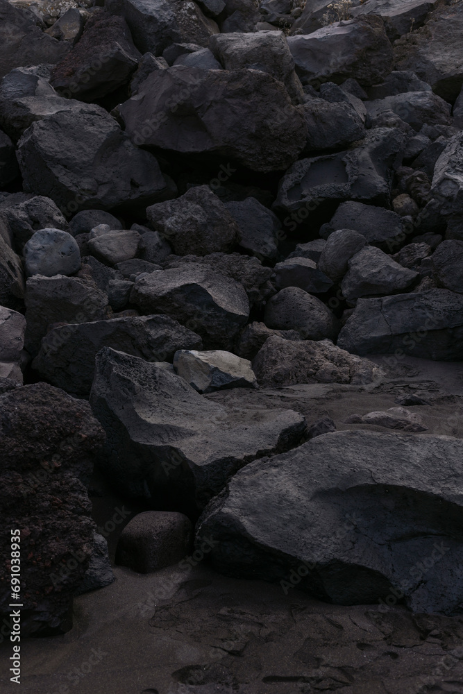black rocks on the beach - obrazy, fototapety, plakaty 