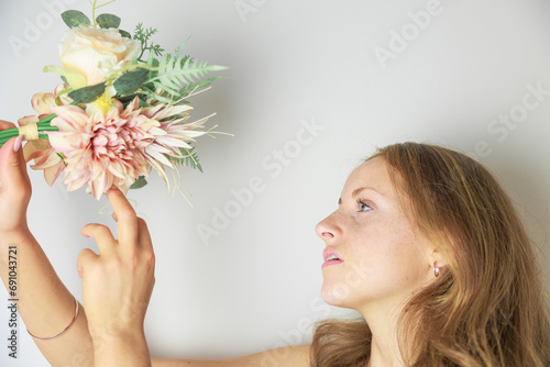 花束を持っている若いブロンドヘアの白人女性 photo