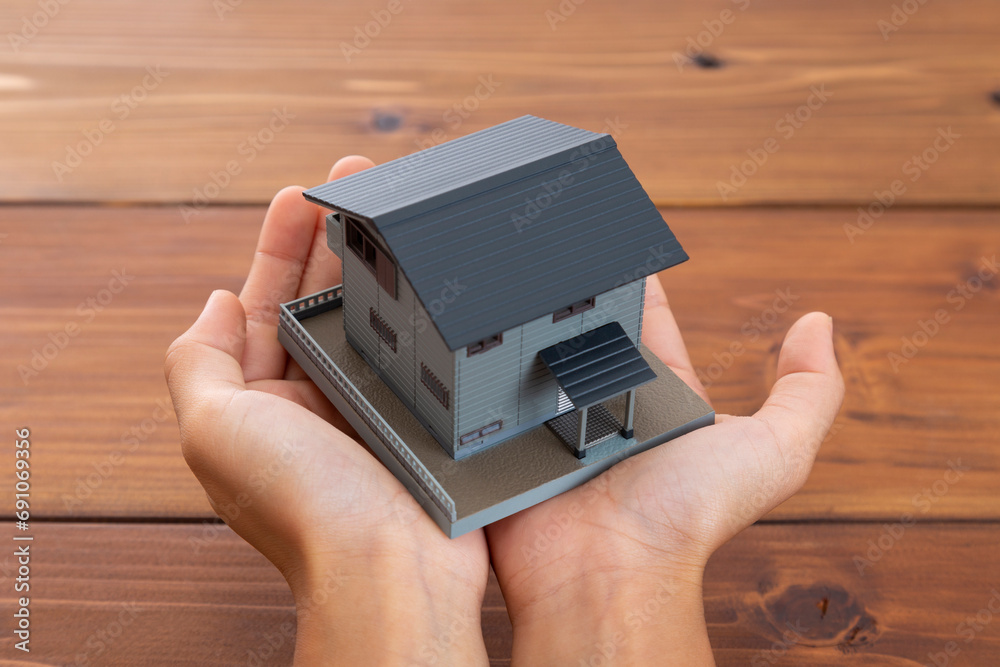 Obraz na plátně 住宅模型を持つ子供の手