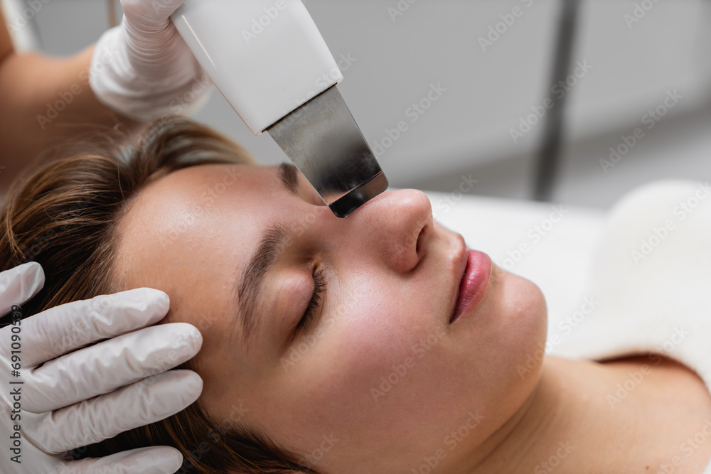 Naklejka premium Ultrasonic cleaning of the skin. Close-up photo, macro.