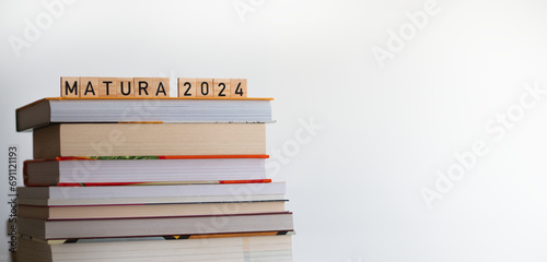 Matura 2024 - napis z drewnianych kostek, ułożony na książkach, maj, egzamin maturalny © Klaudia Baran