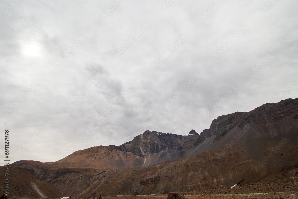 paisagem da montanha e a neve eterna em Cajón del Maipo e Embalse El Yeso, Chile