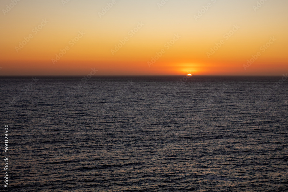 lindo pôr-do-sol  no oceano pacífico Viña del Mar Valparaíso Chile