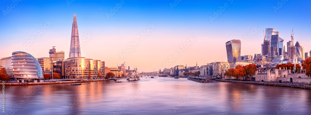 Obraz na płótnie the skyline of london during sunrise w salonie