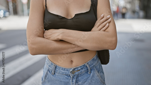 Fotografie Cool and relaxed, a beautiful young hispanic woman makes a statement standing on