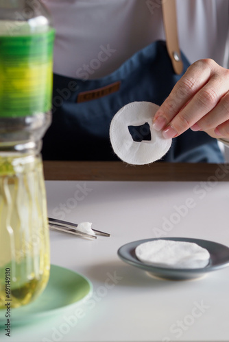 Kitchen hacks: Cotton pad with hole to prevent oil from running down. Step 3