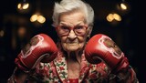 starsza babcia z radościa w rękawicach bokserskich chętna do boksowania, 