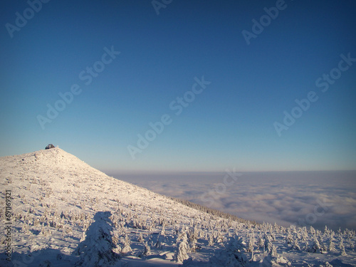 Schronisko na szczycie Szrenicy w Karkonoszach, zima. photo