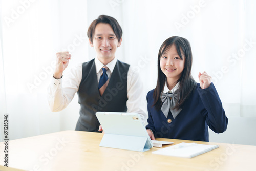 ガッツポーズをする先生と生徒のポートレート