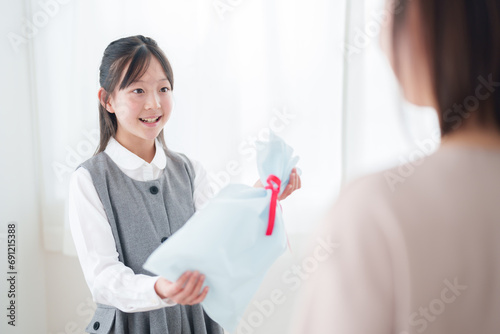 お母さんにプレゼントを渡す女の子