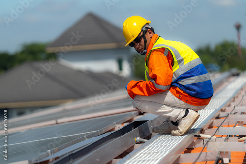 Wallpaper Mural Worker Technicians are working to construct solar panels system on roof. Installing solar photovoltaic panel system. Alternative energy ecological concept. Renewable clean energy technology concept. Torontodigital.ca