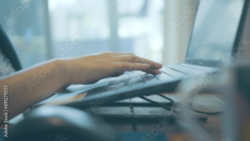 パソコンを操作する女性の手 photo