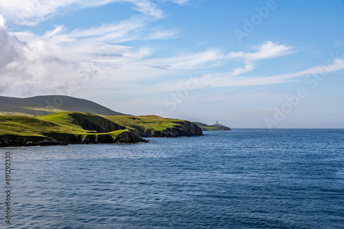 Fotografía Lighthouse and surrounding rolling hills at the north entrance to Lerwick Harbou